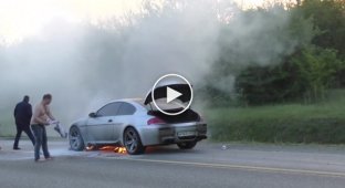 В Ростовской области на обочине дороги полностью сгорел BMW