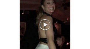 Дженнифер Лопес танцует в клубе