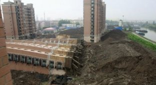 Упавшие дома в Китае (13 фото)