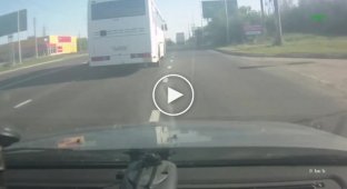 Водитель автобуса решил вырулить на встречку, чтобы избежать столкновения