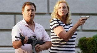 Губернатор Миссури помиловал супругов, направивших оружие на демонстрантов BLM (9 фото + 1 видео)
