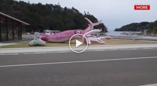 Чиновники японского городка Ното потратили выплаты за COVID-19 на статую гигантского кальмара
