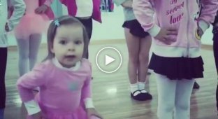 Маленькая девочка на танцевальном уроке