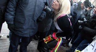 FEMEN обоссали Министерство и ментовские ботинки (8 фото)