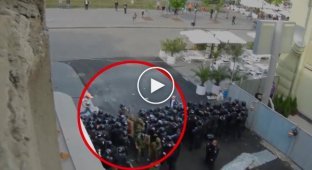 Пророссийские активисты стреляют под прикрытием милиции в Одессе (майдан)