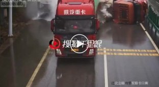 Столкновение фур на трассе в Китае