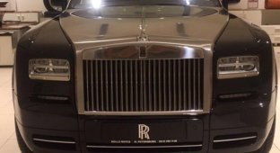 В Санкт-Петербурге мужчина со львенком купил Rolls-Royce (3 фото)