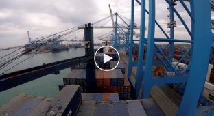 Процесс захода судна (контейнеровоза) в один из наиболее посещаемых портов в Средиземном море