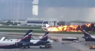 В аэропорту Шереметьево во время экстренной посадки загорелся пассажирский самолет