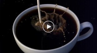 Добавляем сливки в кофе в замедленной съемке