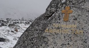 Кладбище на Эвересте: фото и история не для слабонервных! (15 фото)