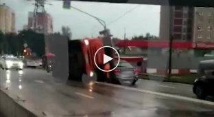 В Москве автокран опрокинулся и подмял под себя две легковушки есть пострадавшие