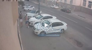 Молодая пара залезла ногами на капот BMW ради фото