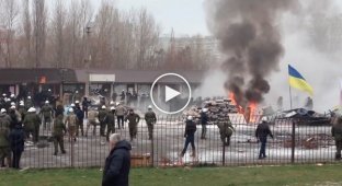 Титушки штурмуют торговцев на рынке в Киеве
