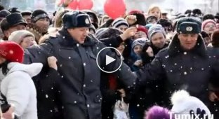Раздача бесплатных сосисок на 8 марта в Тюмене
