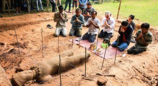 В Камбодже археологи нашли древнюю статую демона-охранника (7 фото)