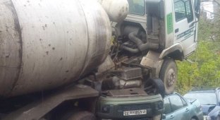 Во Владимире бетономешалка протаранила автобус и 11 автомобилей (3 фото)