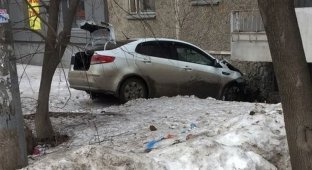В Екатеринбурге легковушка врезалась в стену жилого дома (3 фото + 1 видео)