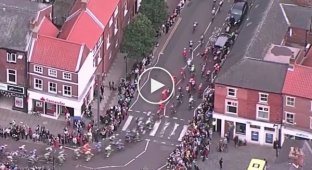 Массовый завал на велогонке Tour of Britain