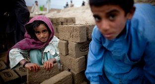 Дети на афганском кирпичном заводе (17 фото)
