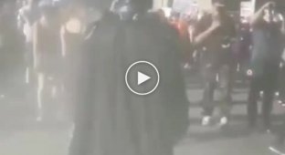 В Филадельфии на митинге появился мужчина в костюме Бэтмена
