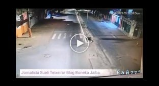 Светофор, оказавшийся на пути легковушки с весёлой компанией в салоне в Бразилии