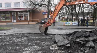 Вместо ямочного ремонта – на Закарпатье «откопали» старую дорогу из брусчатки, сняв асфальт (фото)