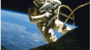 Первый в истории выход в открытый космос (5 фото)