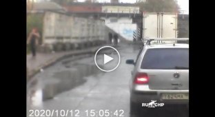 Самонадеянный водитель ГАЗели не проехал под мостом в Санкт-Петербурге