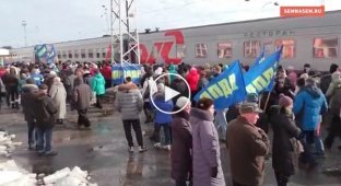 Жители Кирова устроили давку на раздаче сувенирной продукции ЛДПР