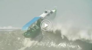 Противостояние крошечной лодки гигантским волнам