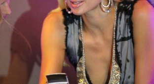 Paris Hilton в ночном клубе (6 фотографий)