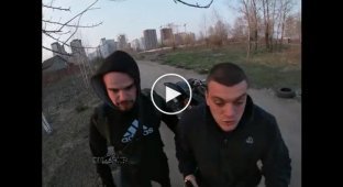 Подвыпившие мужчины с пистолетом напали на парня на квадроцикле в Киеве (мат)