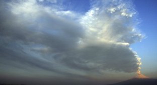 Извержение вулкана Попокатепетль в Мексике (18 фото)