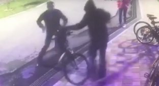 Бандит попытался украсть велосипед, но бдительные охранники настигли его (4 фото + 1 видео)