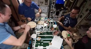 Как космонавты и астронавты на МКС готовили пиццу в невесомости