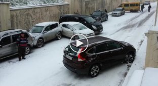 Снегопад и гололед практически парализовал движение в Томске