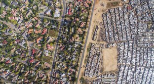 Шокирующее расовое неравенство в ЮАР в объективе беспилотника (13 фото)