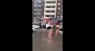 Пожарные убрали вручную машину, мешавшую им проехать на пожар в Солнечном городе в Петербурге