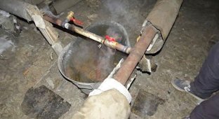 В Екатеринбурге коммунальщики «устранили» течь, подставив под трубу старый таз (3 фото)