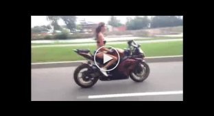 Девушка в бикини на мотоцикле