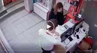 Женщина с электрошокером напала на сотрудника салона связи в Волгограде