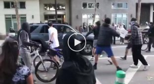 Протестующие в США начали бить проезжающую мимо машину - водитель принял решение давить толпу