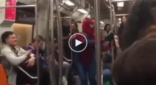 Танец Человека-паука в вагоне метро