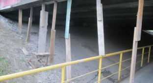 Эпический ремонт путепровода в Химках (2 фото)