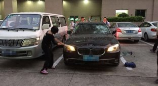 Обиду за измену жена выместила на BMW своего мужа (4 фото + видео)