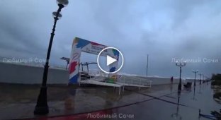 В Сочи шторм повредил набережные и пляжи