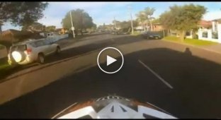 Австралийский полицейский избивает мотоциклиста