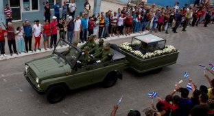 Фидель Кастро отправился в последний путь на УАЗе (4 фото)