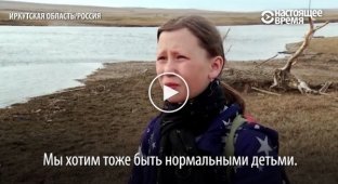 В Иркутской области путь в сельскую школу преграждает река, причём уже много лет